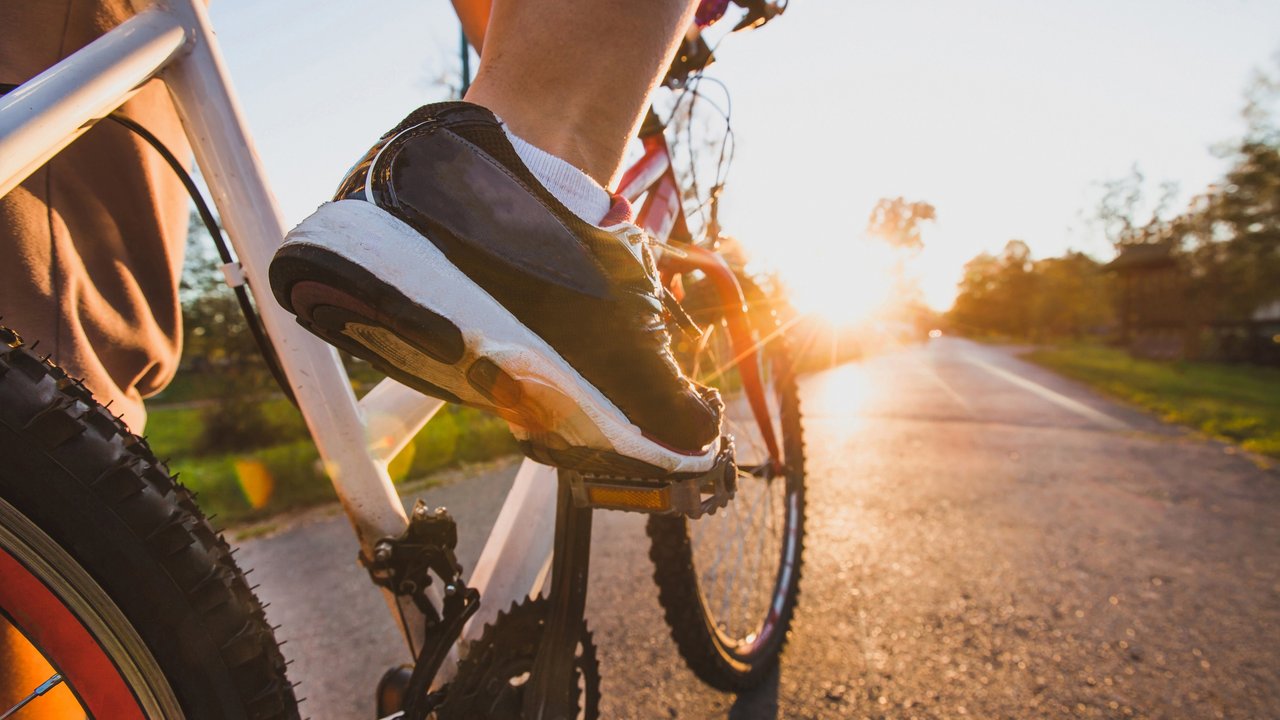 Ein Radfahrer ist auf einem Fahrradweg unterwegs