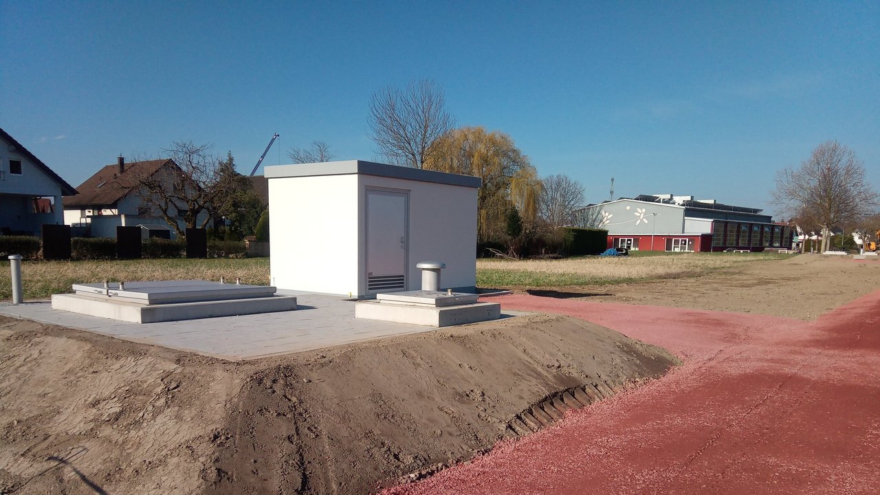 Brunnen mit Trafostation im Norden von Nonnenweier