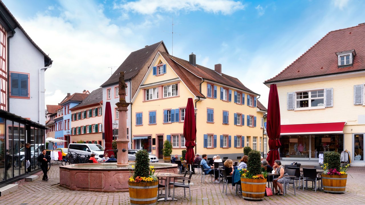 attraktive Dorfmitte Dorfplatz unter blauem Himmel