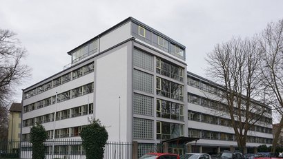 Zeigt das Dienstgebäude in der Schwendistraße 12