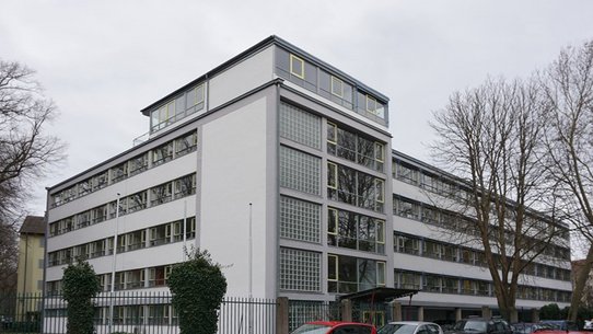 Zeigt das Dienstgebäude in der Schwendistraße 12