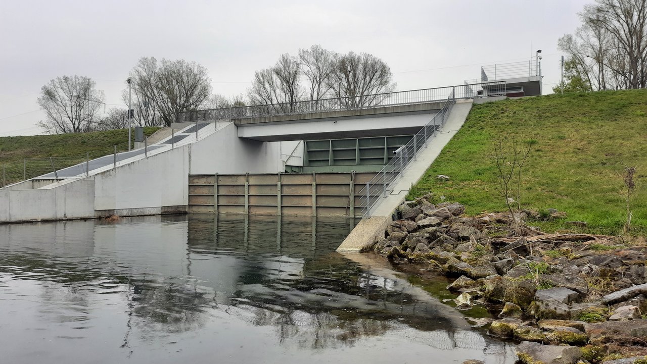 Möhlinwehr am Rhein mit Notverschluss