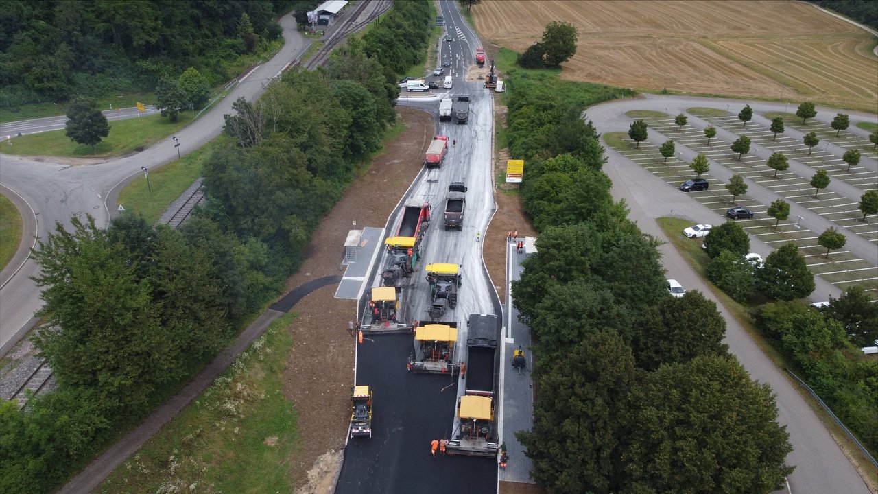 Asphaltarbeiten mit schwerem Gerät