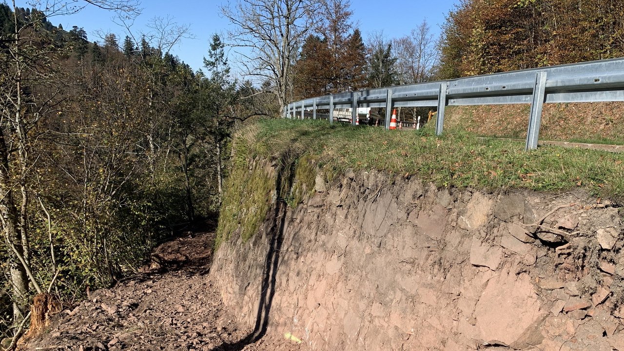 Stützmauer im Wald