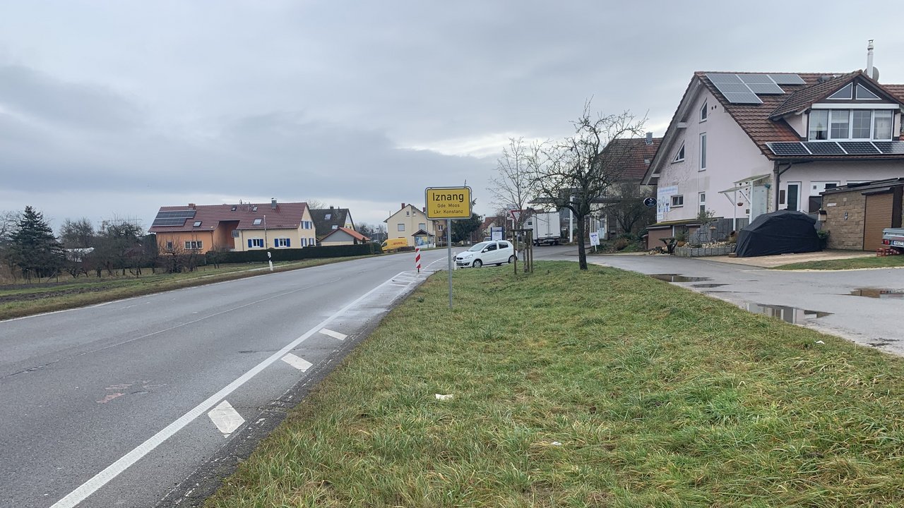 Straße am Eingang des Ortes Iznang (Kreis Konstanz)