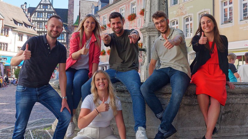 Mitarbeiterinnen und Mitarbeiter des Regierungspräsidium vor einem Brunnen in der Freiburger Innenstadt