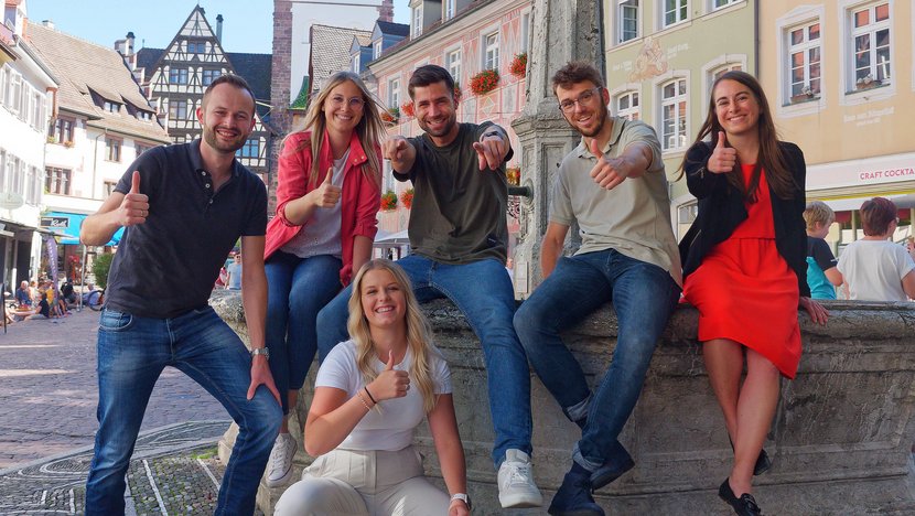 Mitarbeiterinnen und Mitarbeiter des Regierungspräsidium vor einem Brunnen in der Freiburger Innenstadt