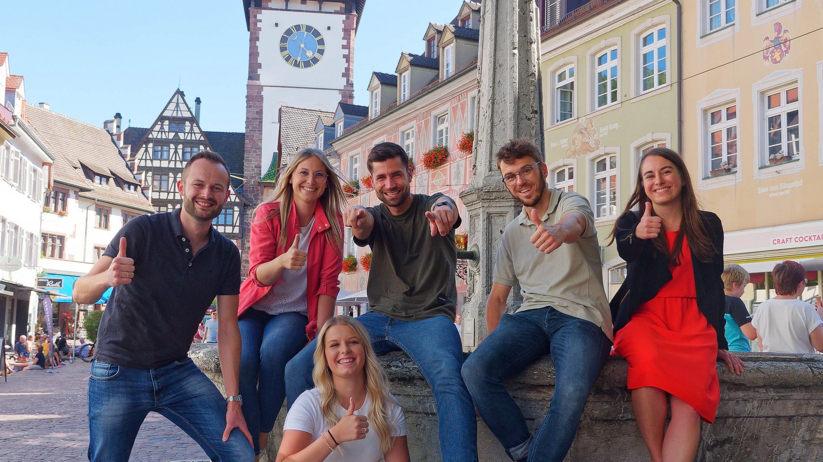 Mitarbeiterinnen und Mitarbeiter des Regierungspräsidium vor einem Brunnen in der Freiburger Innenstadt