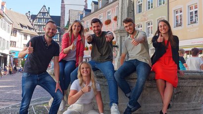 Mitarbeiterinnen und Mitarbeiter des Regierungspräsidium vor einem Brunnen in der Freiburger Innenstadt