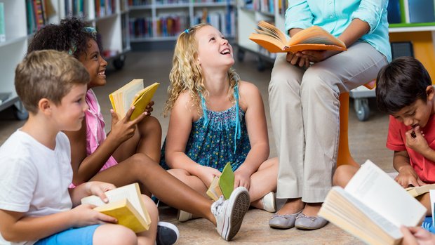 Kindern wird vorgelesen