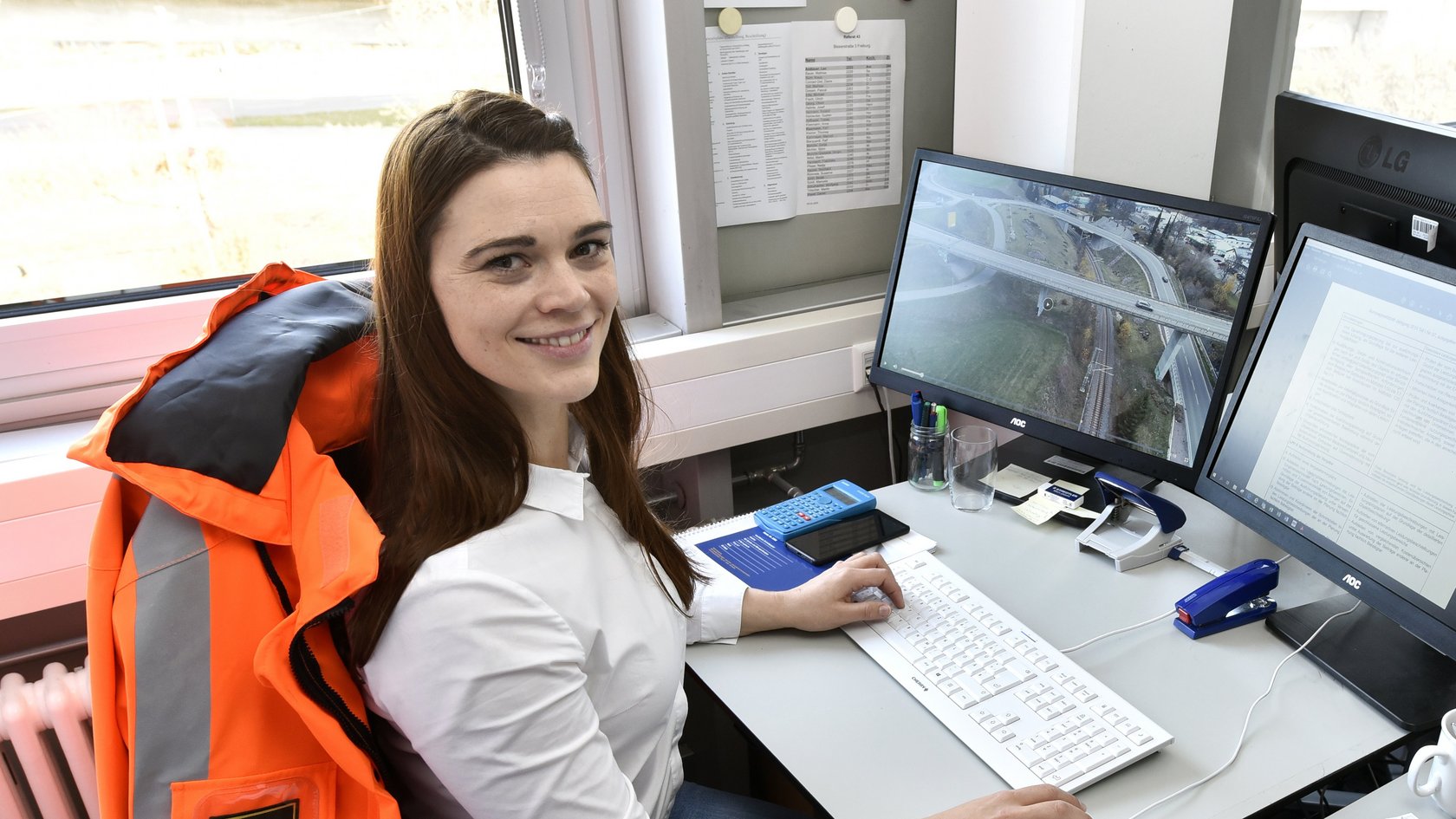 Eine Angestellte des RPs sitzt an einem PC