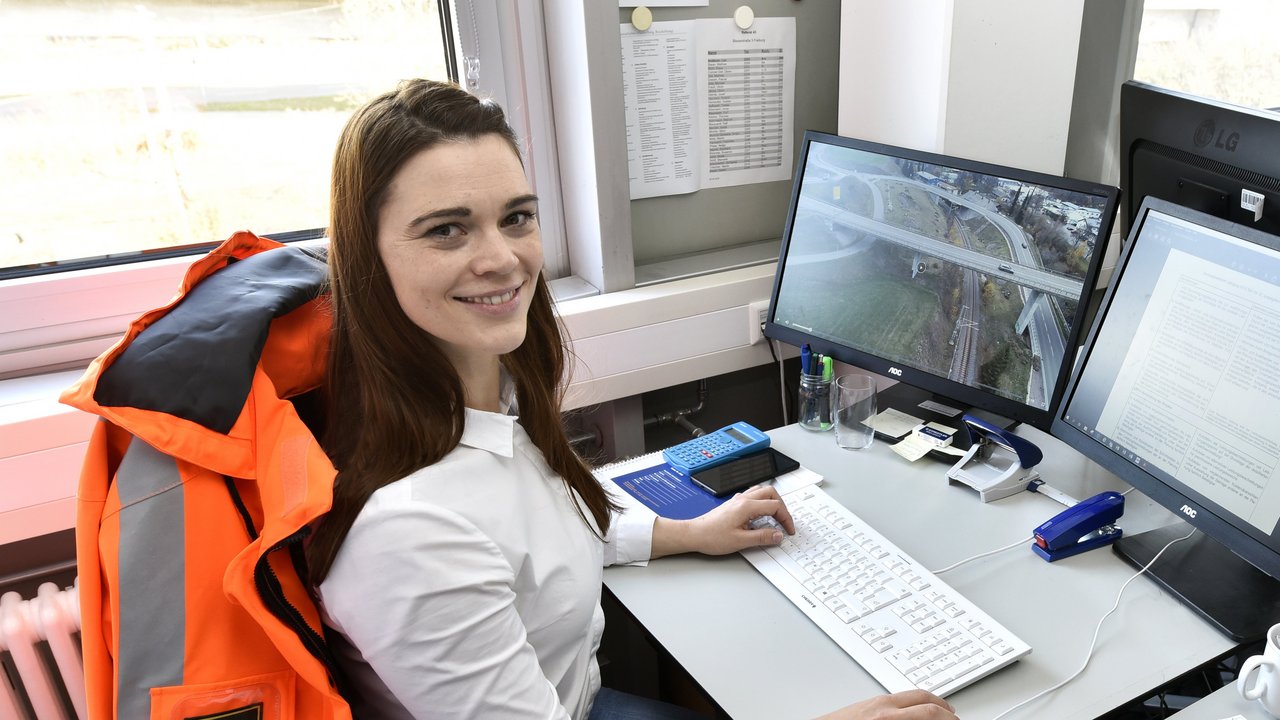 Arbeiten im Regierungspräsidium Eine Angestellte des RPs sitzt an einem PC