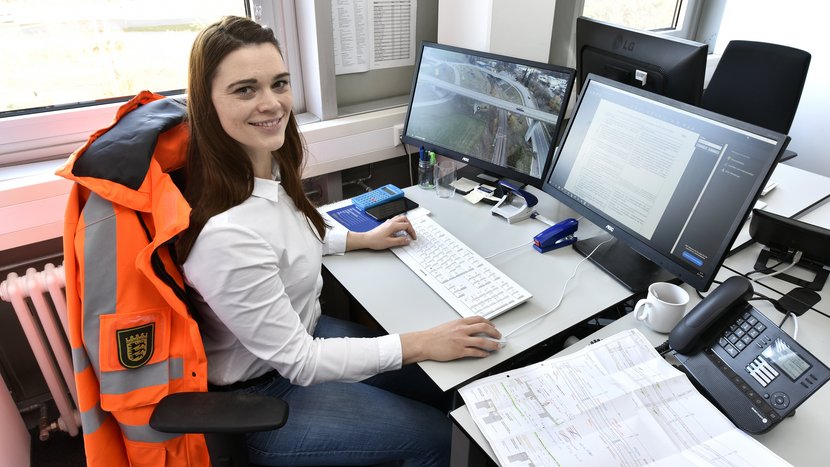 Eine Angestellte des RPs sitzt an einem PC