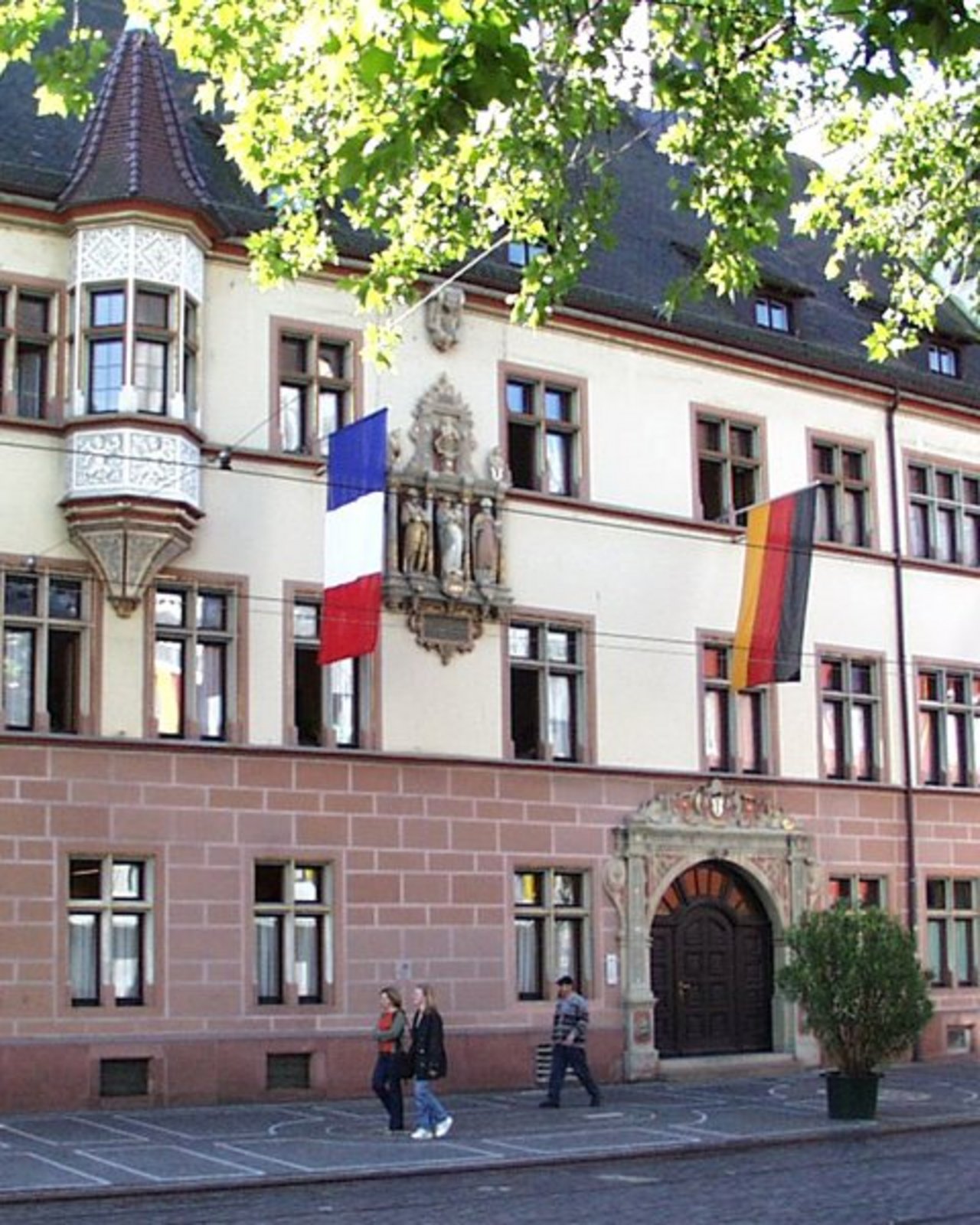 Basler Hof, ein Dienstsitz des Regierungspräsidiums Freiburg Zeigt das Dienstgebäude Basler Hof in der Kaiser-Joseph-Straße 167