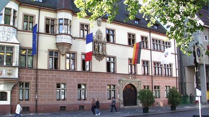 Zeigt das Dienstgebäude Basler Hof in der Kaiser-Joseph-Straße 167