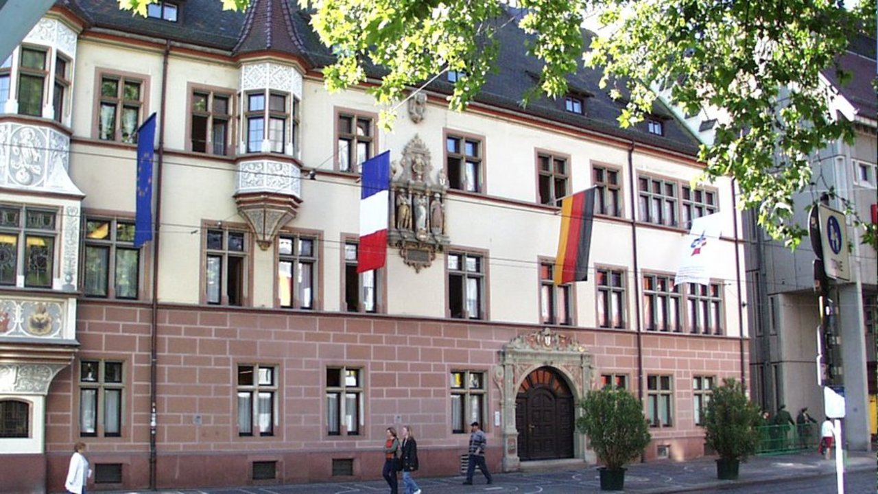 Zeigt das Dienstgebäude Basler Hof in der Kaiser-Joseph-Straße 167