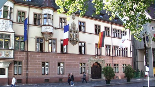 Zeigt das Dienstgebäude Basler Hof in der Kaiser-Joseph-Straße 167