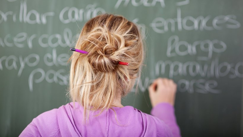 Schülerin an der Tafel beim Vokabeln lernen