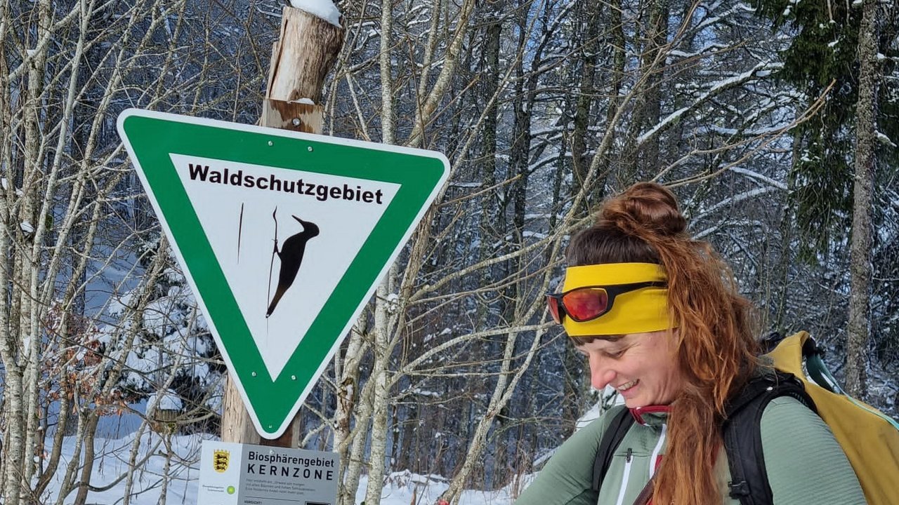 Die winterliche Stille und fantastische Ausblicke im Biosphärengebiet Schwarzwald genießen – Rangerin Susa Vorndran und Hund „Jussi“ freuen sich auf die Tour am 5. Februar am Belchen. 