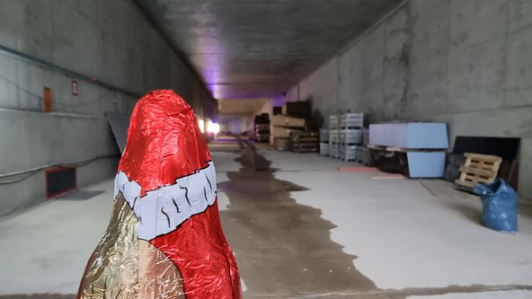 Ein Schokoweihnachtsmann im Tunnel