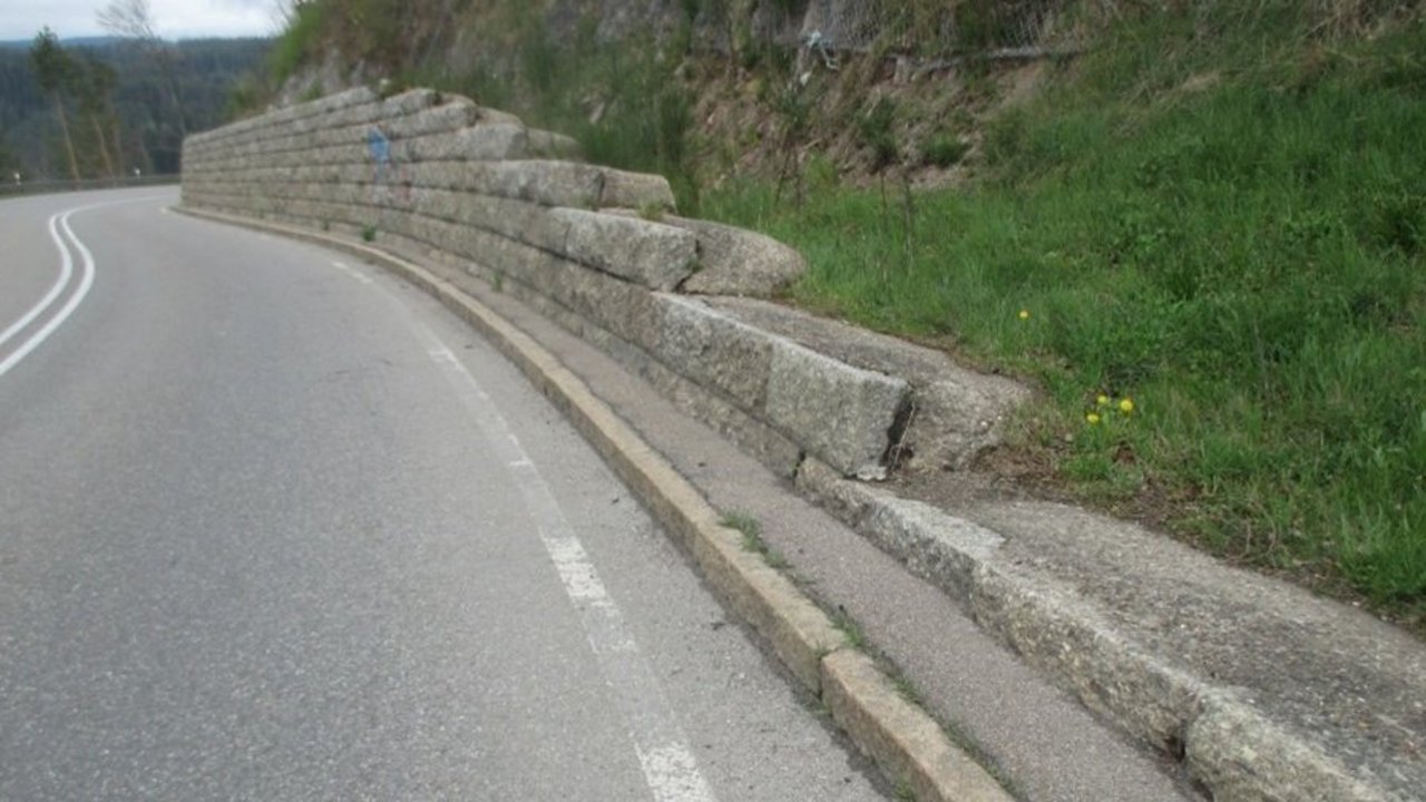 Stützmauer und Straße
