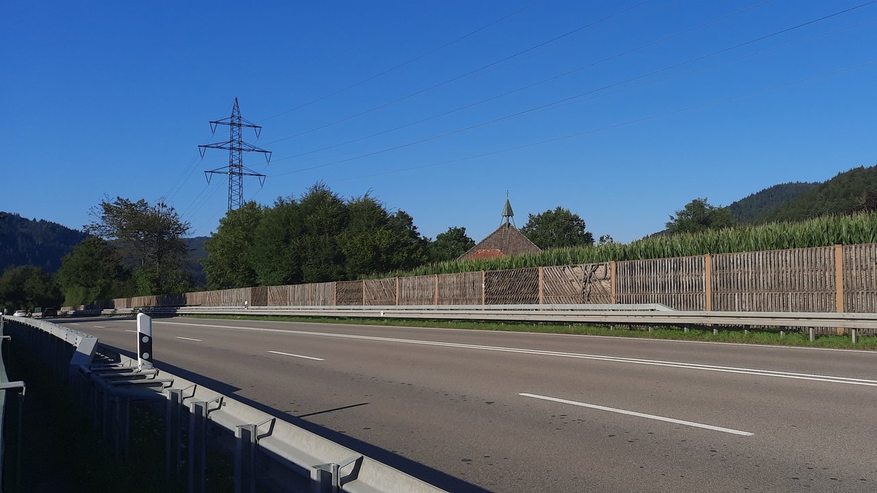 Lärmschutzwand hinter einer Straße
