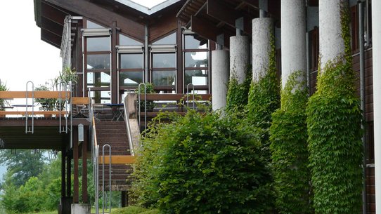 Außenansicht Speiesesaal mit Terasse