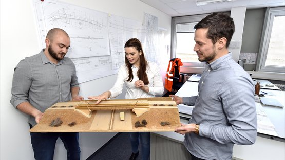 Drei Brückenplaner des Regierungspräsidiums bei der Arbeit