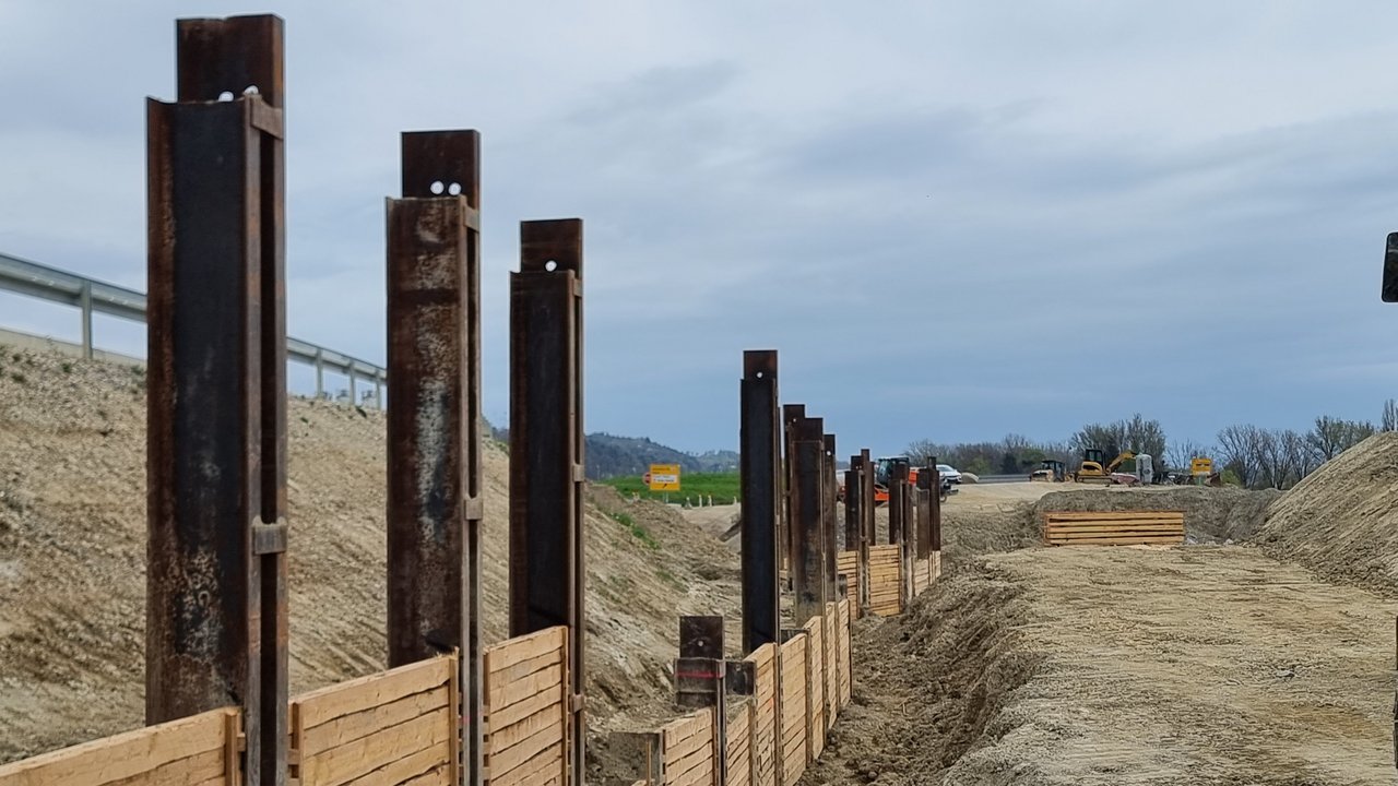 Stahlträger auf B33 Baustelle