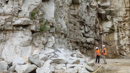 Das Bild zeigt Untersuchungen an Granit