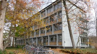 Dienstsitz des Regierungspräsidiums in der Alberstraße 5 Zeigt das Dienstgebäude in der Albertstraße 5