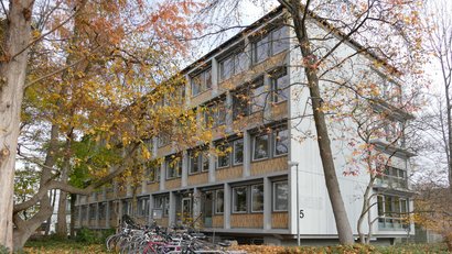 Zeigt das Dienstgebäude in der Albertstraße 5