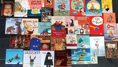 Viele Bücher auf dem Boden ausgelegt