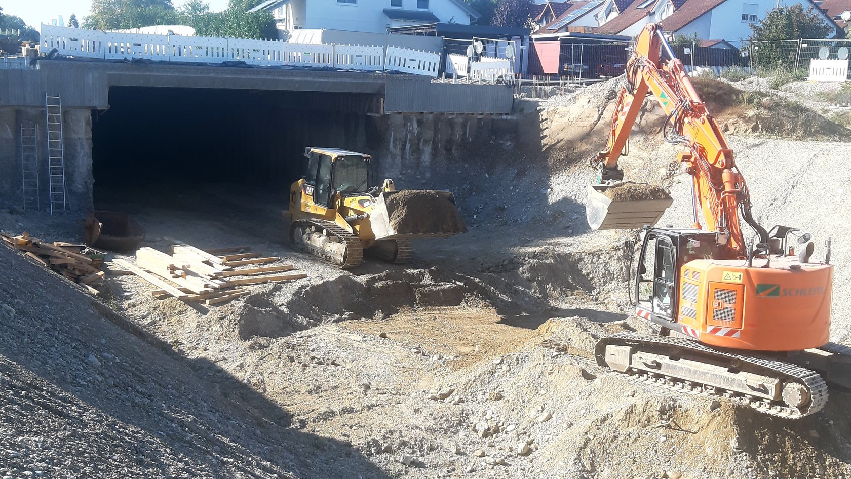 Baggerarbeiten vor einem Tunneleingang