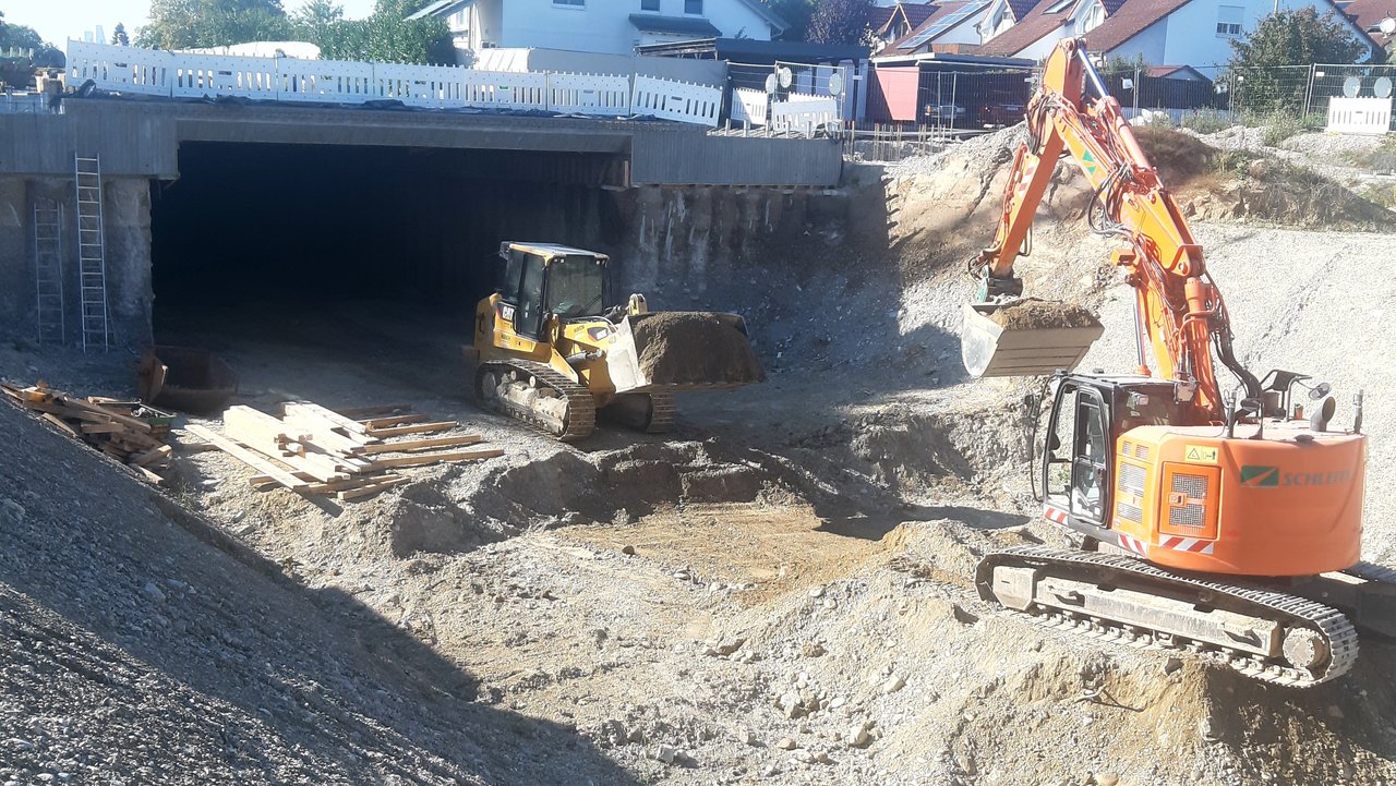 Überdeckelung Solvaystraße Baggerarbeiten vor einem Tunneleingang