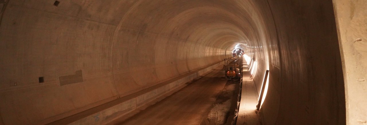 Blick in die Tunnelröhre Tunnelröhre des Brandbergtunnels im Bau
