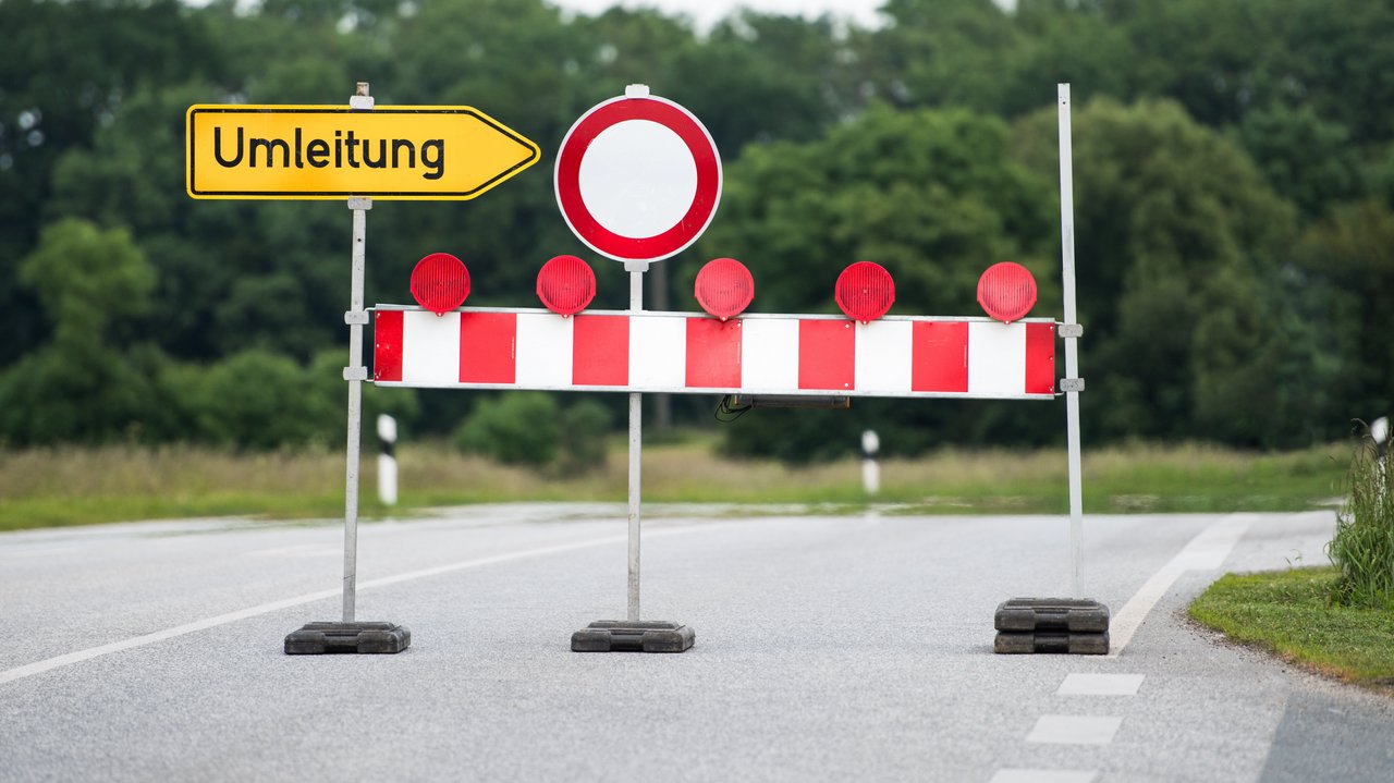 Ein Umleitungsschild und eine Straßensperre