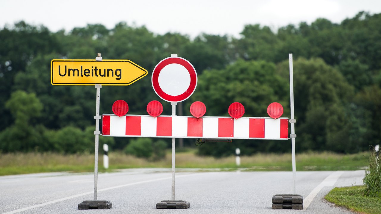 Ein Umleitungsschild und eine Straßensperre