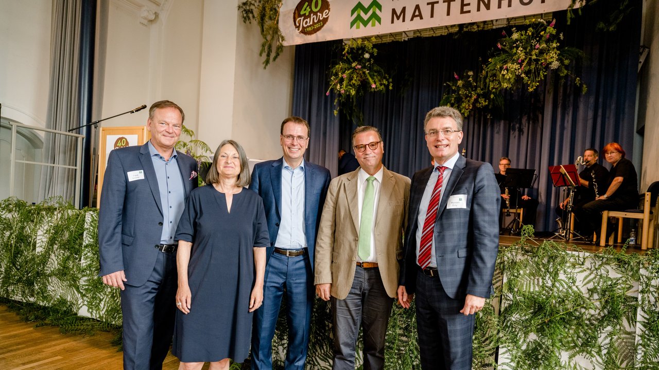 Gratulierten dem FAZ Mattenhof zum Jubiläum (von links): Landrat Frank Scherer, Regierungspräsidentin Bärbel Schäfer, Staatssekretär Volker Schebesta, Minister Peter Hauk und Bürgermeister Thorsten Erny.