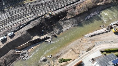 Rausche und verlegter Regenwasserkanal beim zurückgebauten Wehr