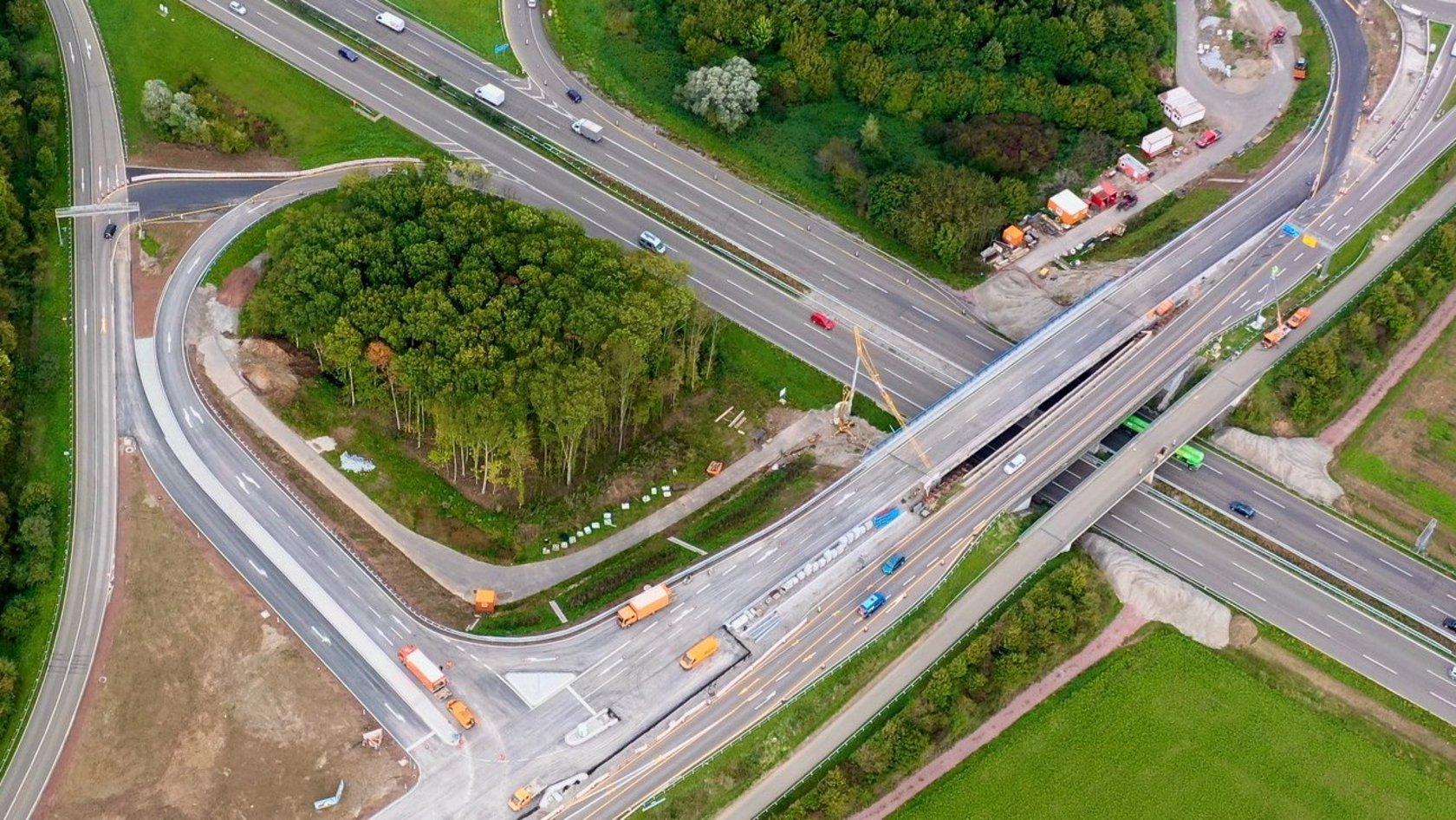 Eine Kreuzung aufgenommen aus der Luft