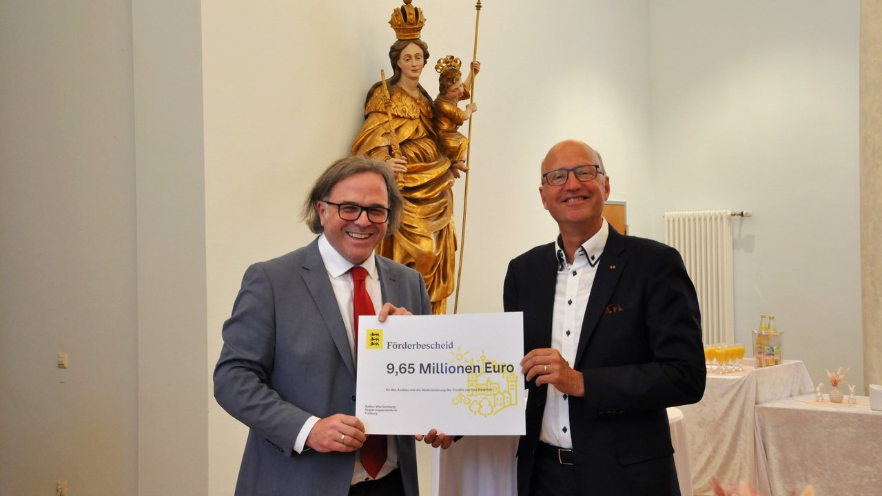 Regierungspräsident Gabbert übergibt den Förderbescheid an das Vinzenz von Paul Hospital