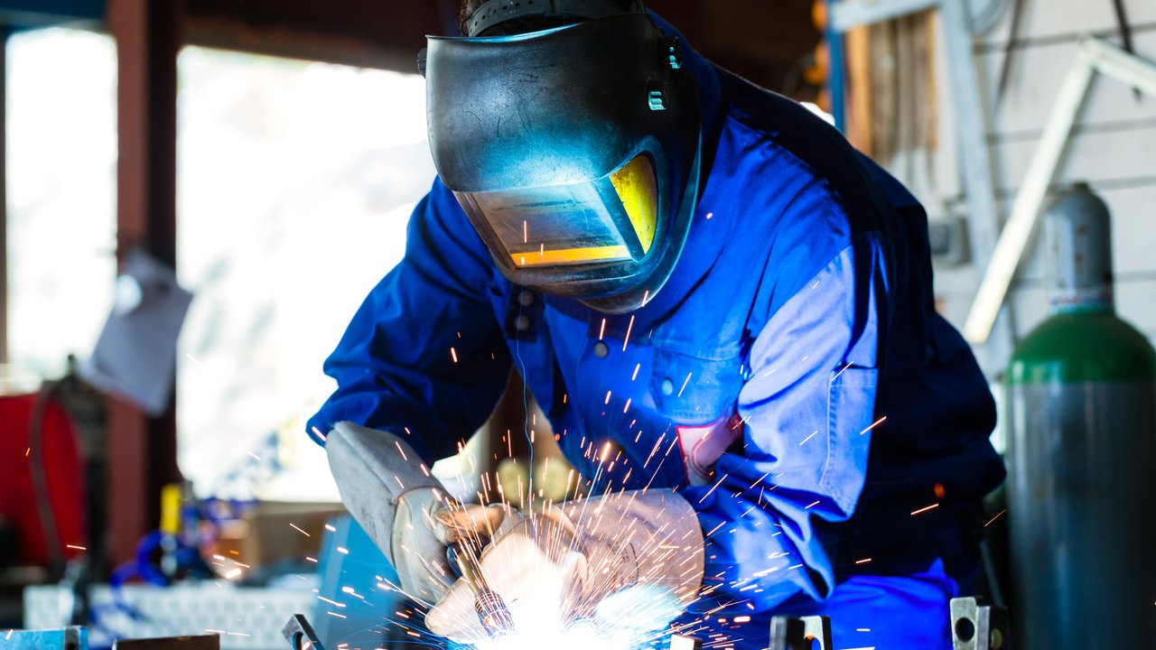 Referat 54.4 - Industrie und Gewerbe Ein Schweißer bei der Arbeit
