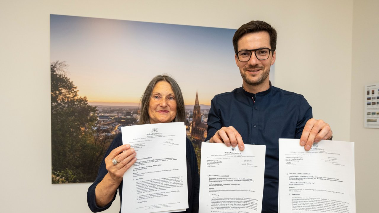 Drei Förderbescheide für die Stadtsanierung in Freiburg hat Regierungspräsidentin Bärbel Schäfer an Oberbürgermeister Martin Horn übergeben. 