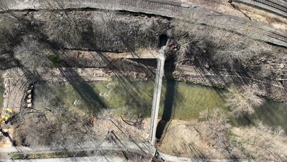 Provisorische Rohrbrücke und bestehende Bahn-Unterführung an 2. Bauabschnitt