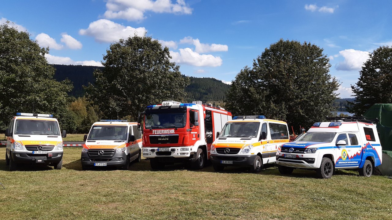 Verschiedene Einsatzwagen des Katastrophenschutzes