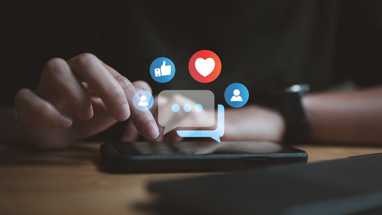 Handy mit Icons von für soziale Medien