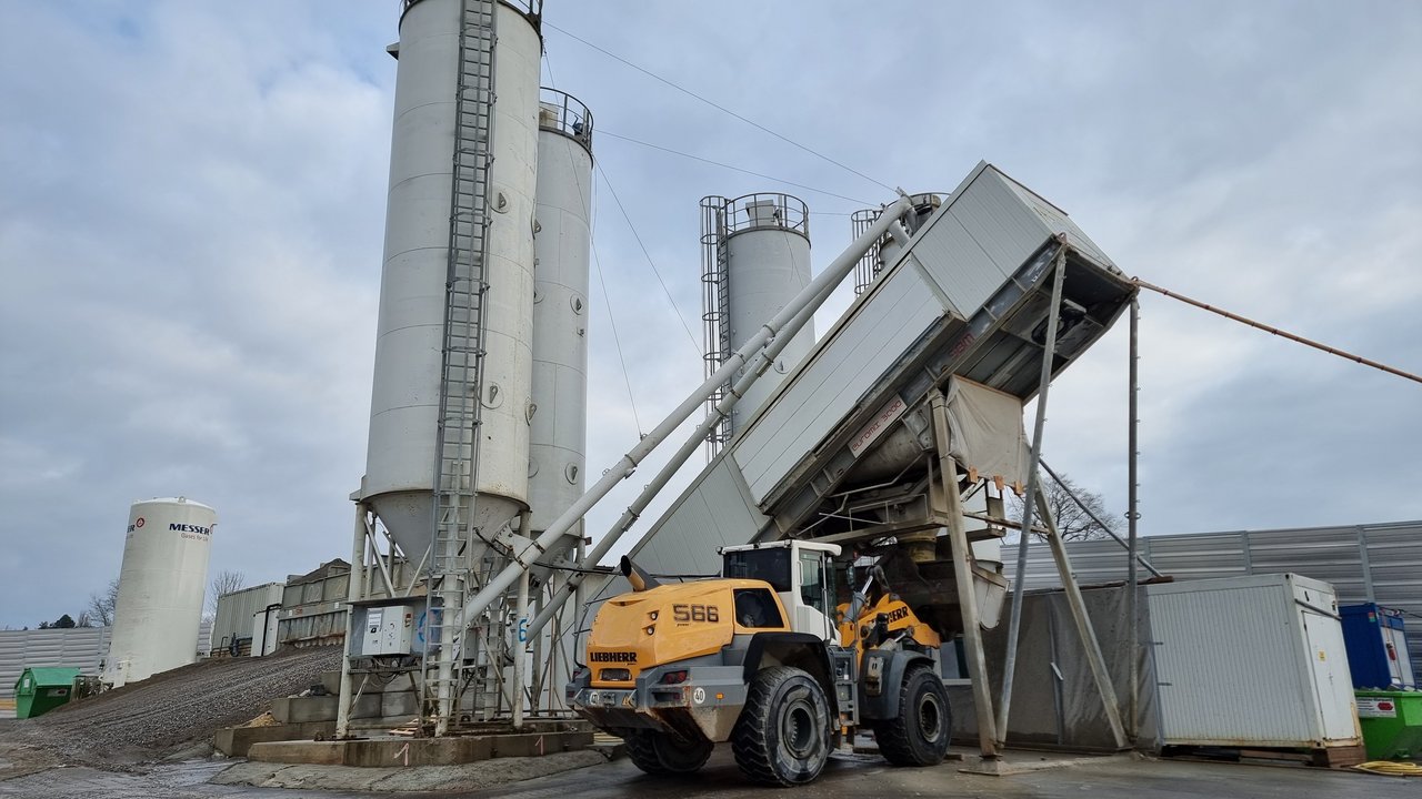 Eine Betonmischanlage an der B33