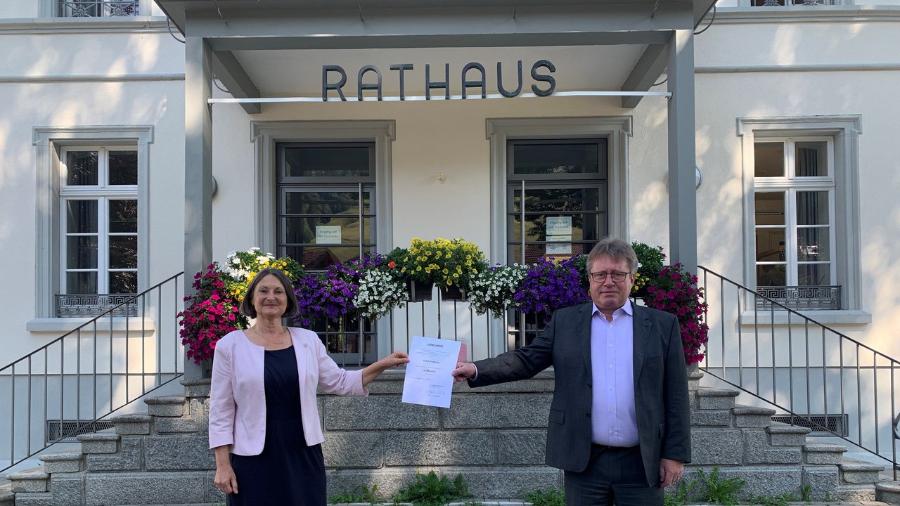 Regierungspräsidentin Bärbel Schäfer übergibt dem Bürgermeister der Stadt Todtnau die Urkunde zur Auszeichnung als Luftkurort