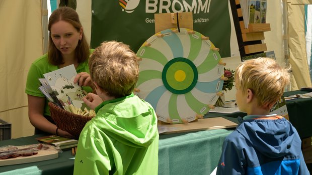 Biosphärengebiet Schwarzwald Eine Kollegin des Biosphärengebiets Schwarzwald erklärt Kindern das Malbuch